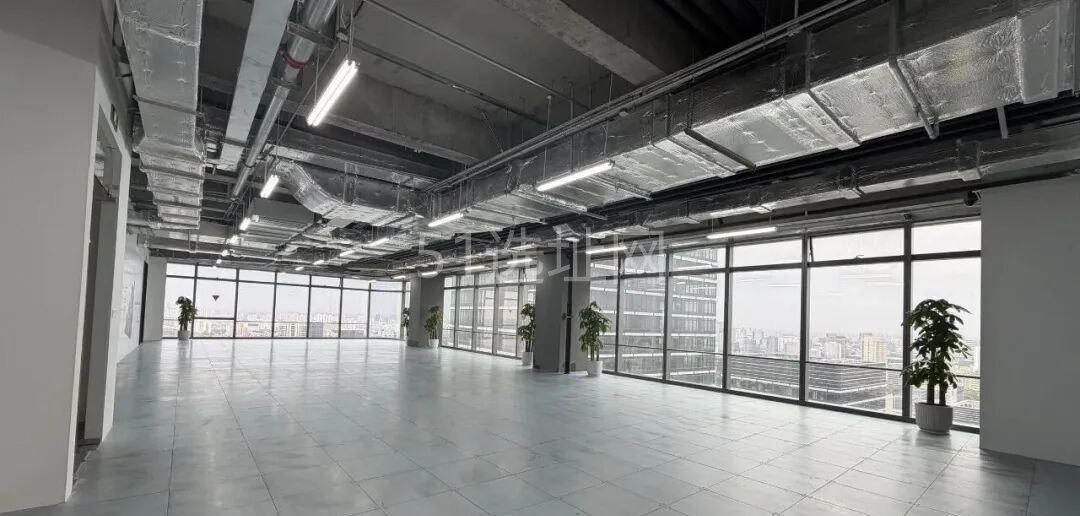 标准层交付状态实景照片，架空地板与裸顶